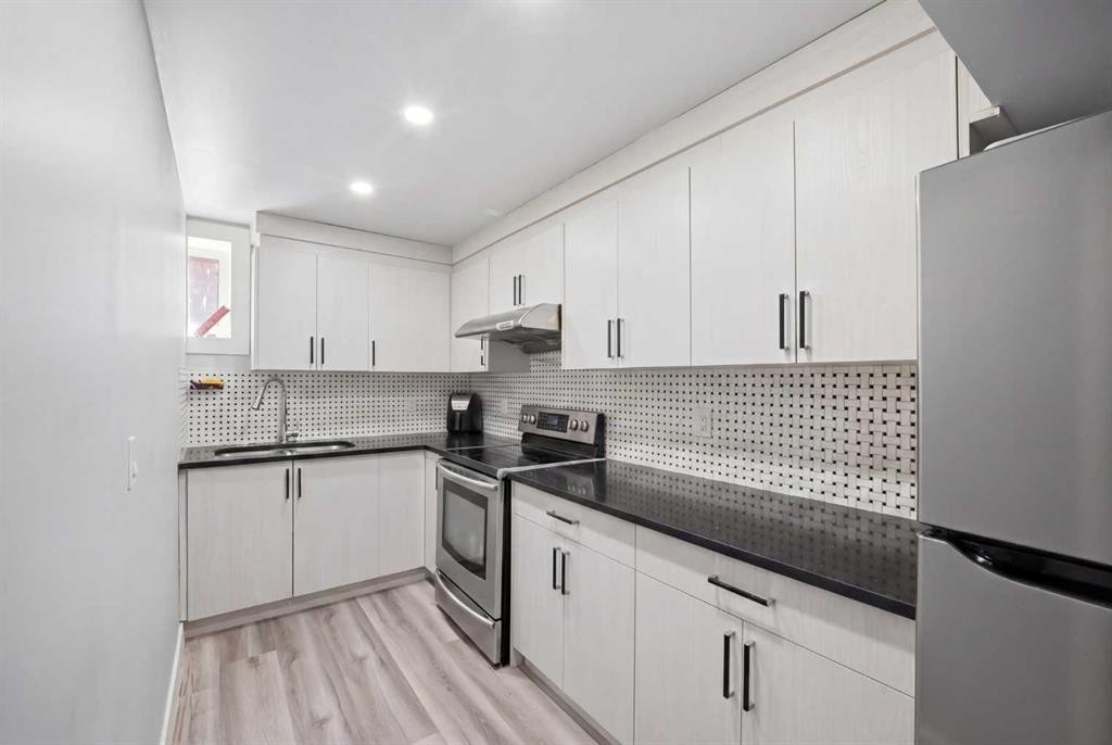 233 Aspenmere Circle, Chestermere, AB - Indoor Photo Showing Kitchen With Upgraded Kitchen