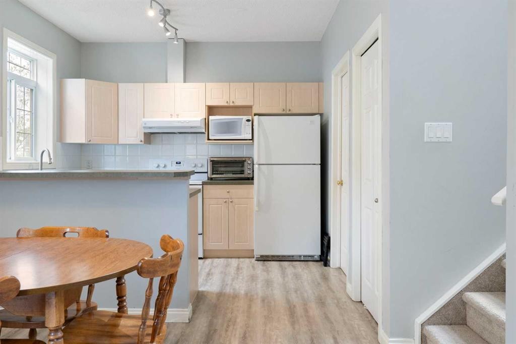 210-5703 5 Street Sw, Calgary, AB - Indoor Photo Showing Kitchen