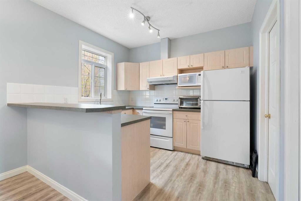 210-5703 5 Street Sw, Calgary, AB - Indoor Photo Showing Kitchen