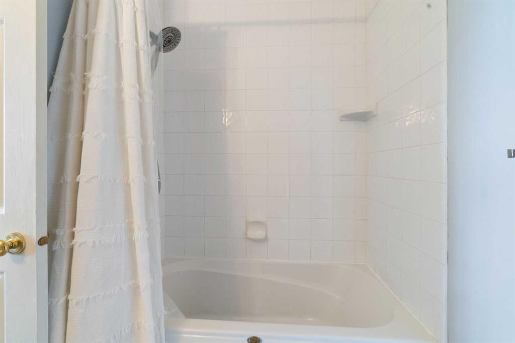 210-5703 5 Street Sw, Calgary, AB - Indoor Photo Showing Bathroom