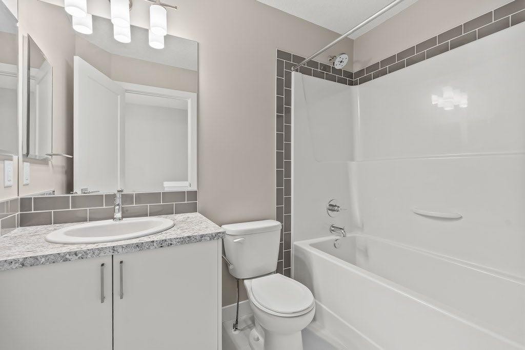4 Evanscrest Gardens Nw, Calgary, AB - Indoor Photo Showing Bathroom