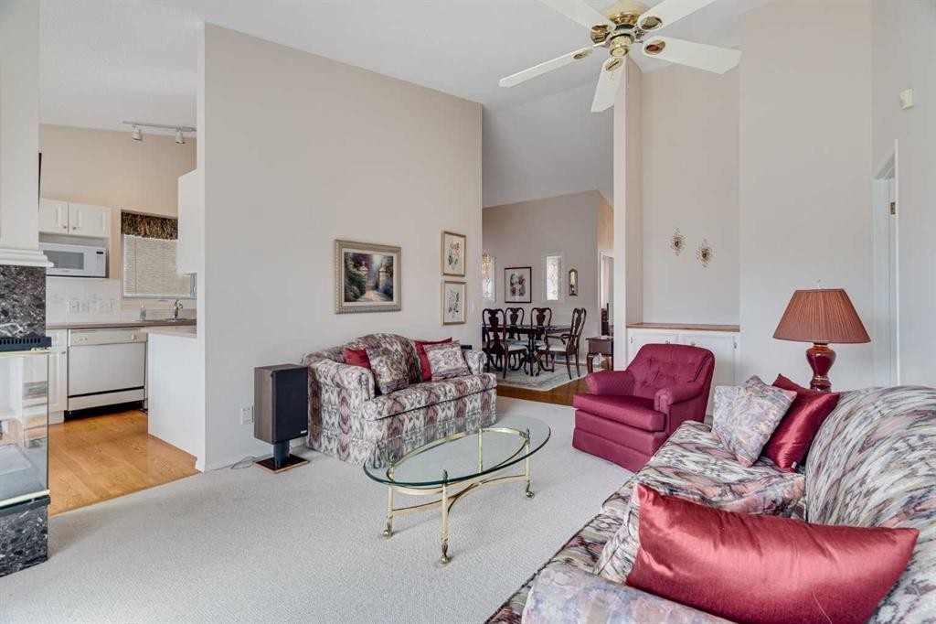 58 Evergreen Bay Sw, Calgary, AB - Indoor Photo Showing Living Room