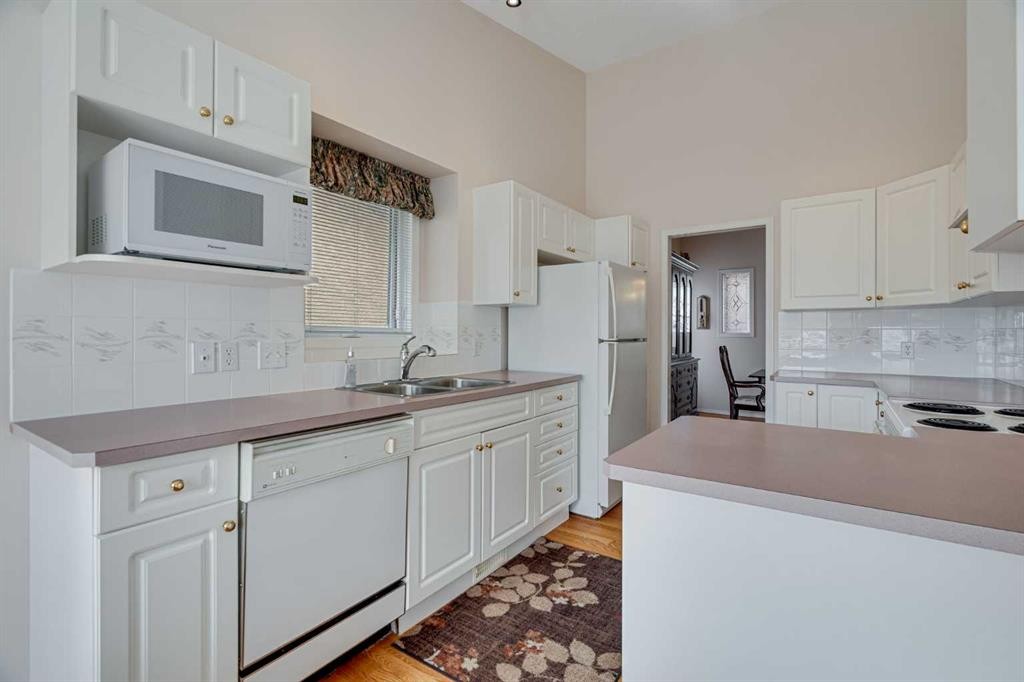 58 Evergreen Bay Sw, Calgary, AB - Indoor Photo Showing Kitchen With Double Sink