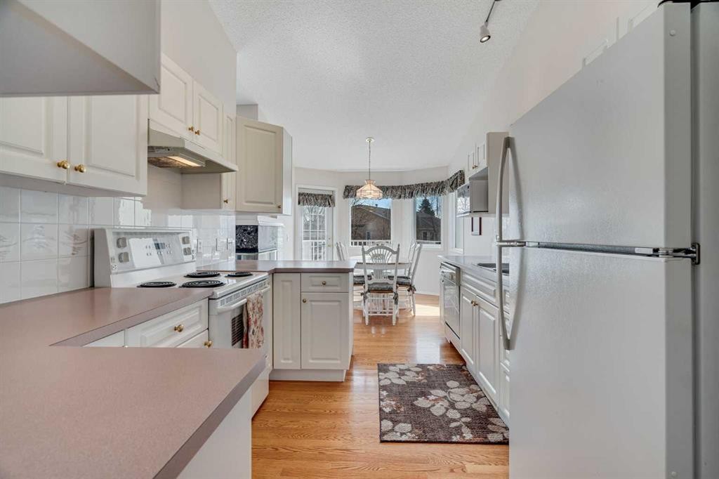 58 Evergreen Bay Sw, Calgary, AB - Indoor Photo Showing Kitchen