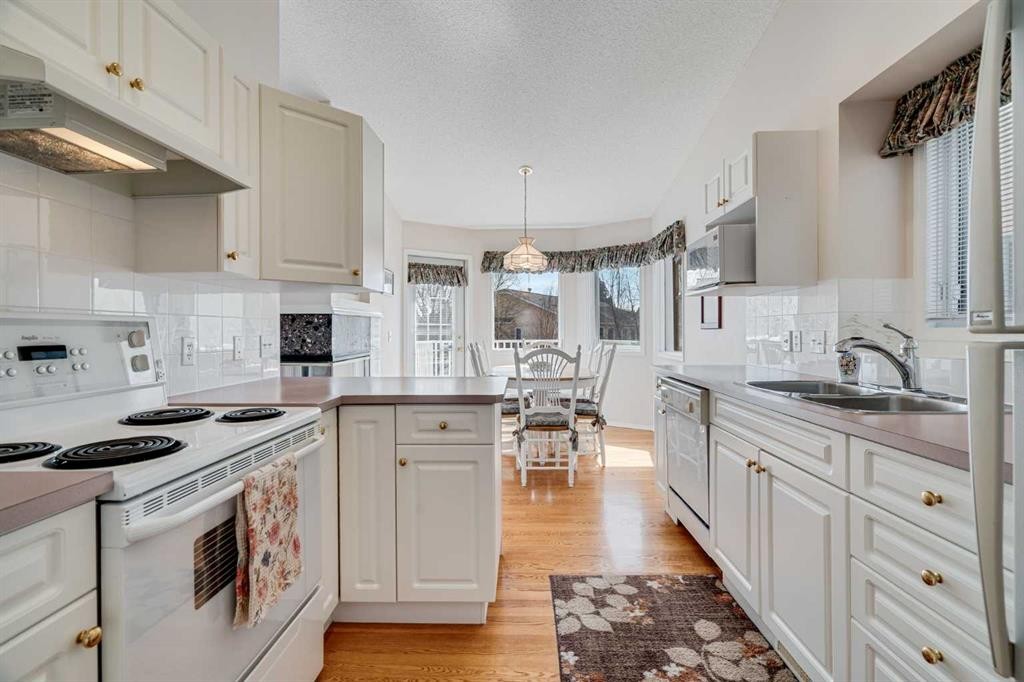 58 Evergreen Bay Sw, Calgary, AB - Indoor Photo Showing Kitchen With Double Sink