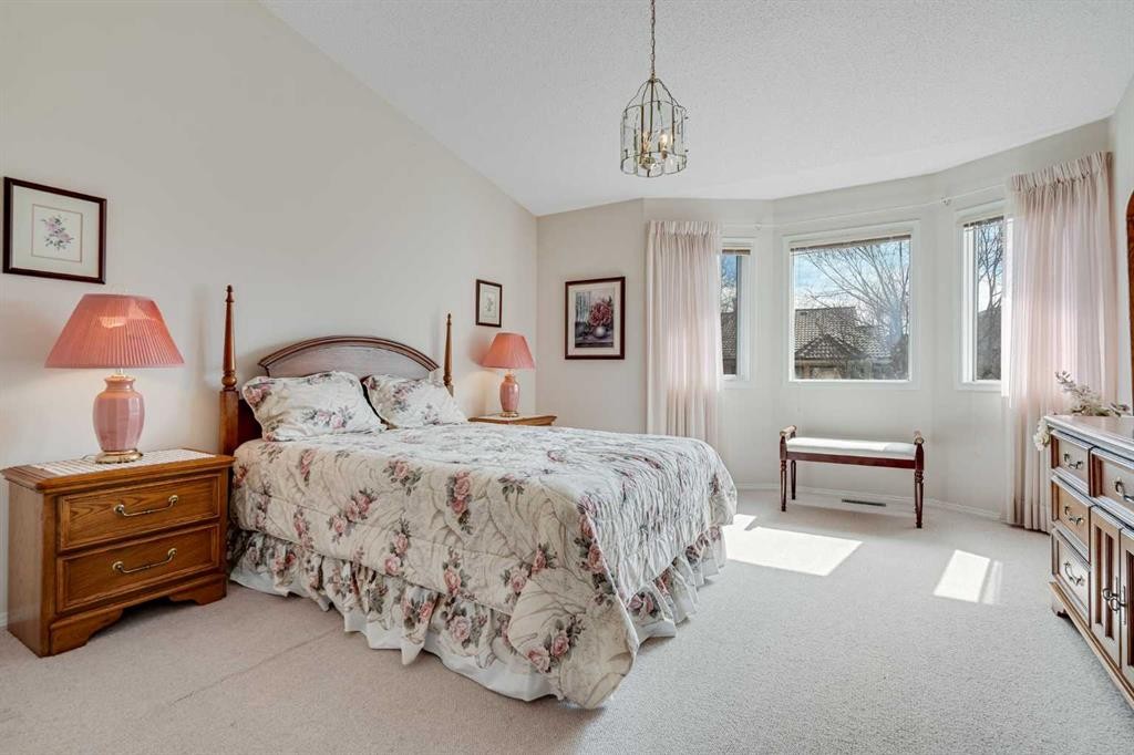 58 Evergreen Bay Sw, Calgary, AB - Indoor Photo Showing Bedroom
