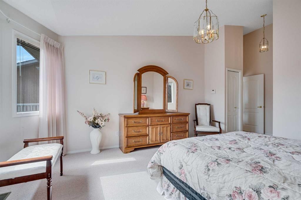 58 Evergreen Bay Sw, Calgary, AB - Indoor Photo Showing Bedroom