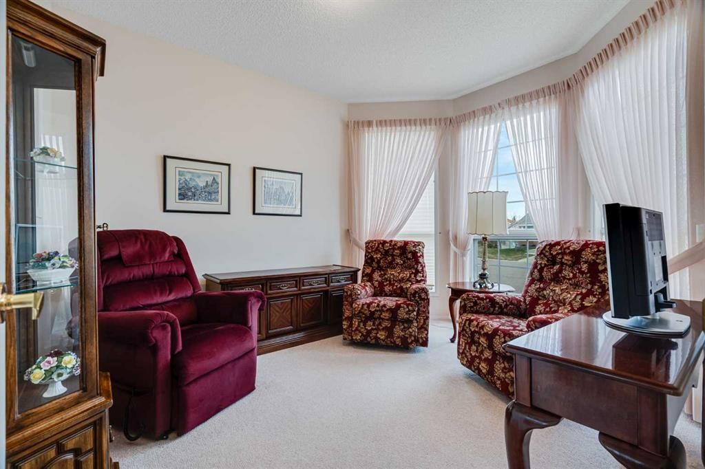 58 Evergreen Bay Sw, Calgary, AB - Indoor Photo Showing Other Room