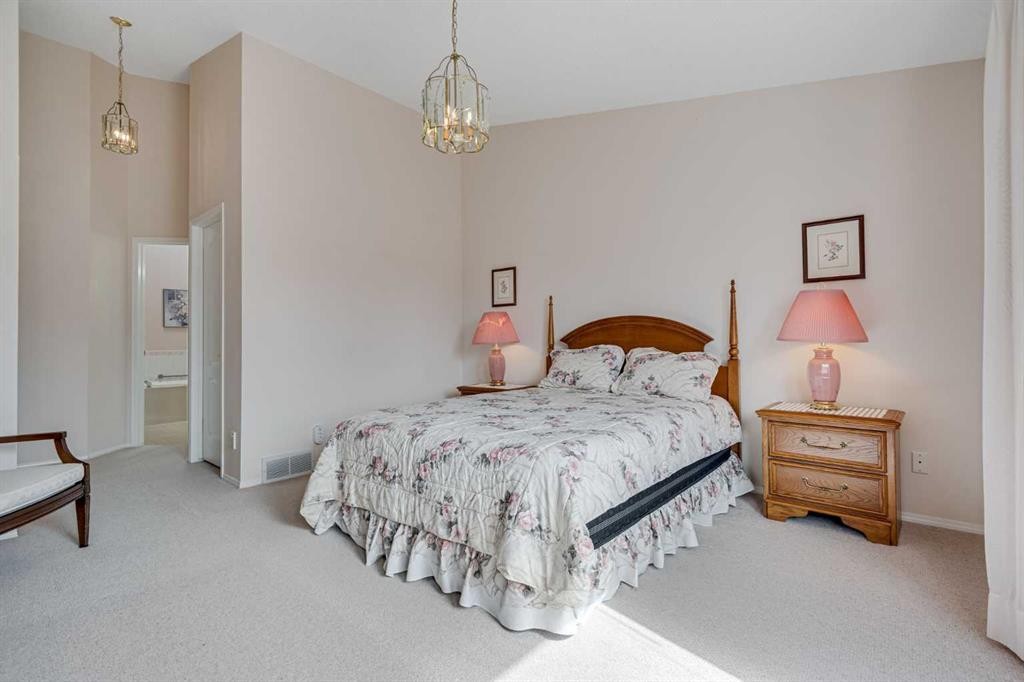 58 Evergreen Bay Sw, Calgary, AB - Indoor Photo Showing Bedroom