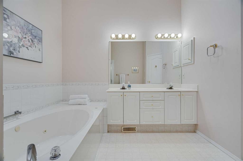 58 Evergreen Bay Sw, Calgary, AB - Indoor Photo Showing Bathroom