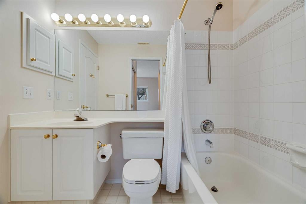 58 Evergreen Bay Sw, Calgary, AB - Indoor Photo Showing Bathroom