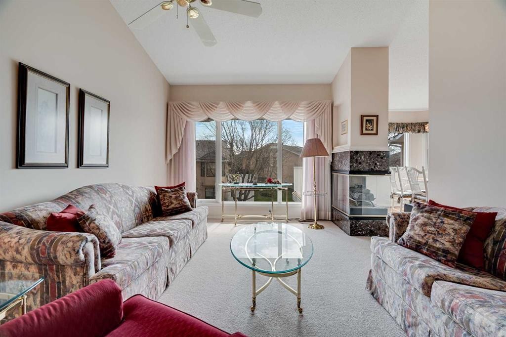 58 Evergreen Bay Sw, Calgary, AB - Indoor Photo Showing Living Room