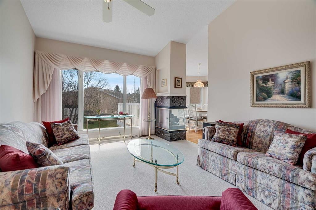 58 Evergreen Bay Sw, Calgary, AB - Indoor Photo Showing Living Room