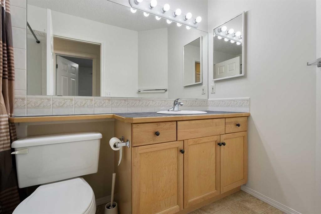 112 Everridge Drive Sw, Calgary, AB - Indoor Photo Showing Bathroom