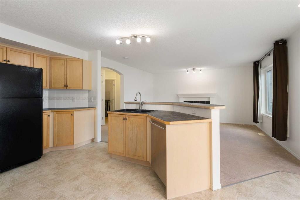 112 Everridge Drive Sw, Calgary, AB - Indoor Photo Showing Kitchen With Double Sink