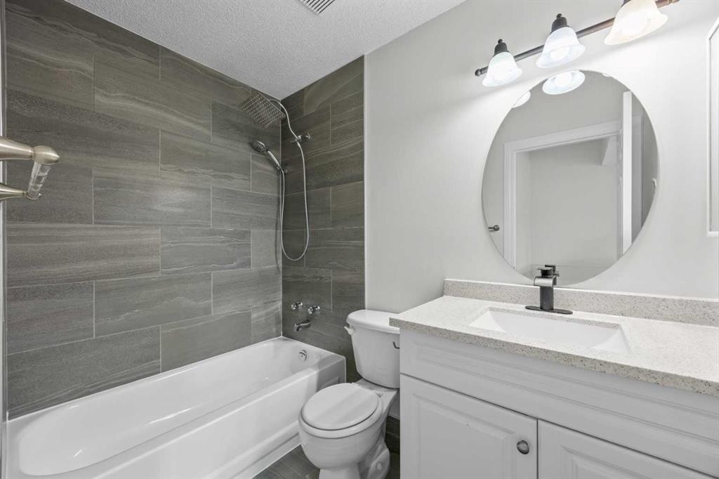 289 Hidden Spring Green Nw, Calgary, AB - Indoor Photo Showing Bathroom