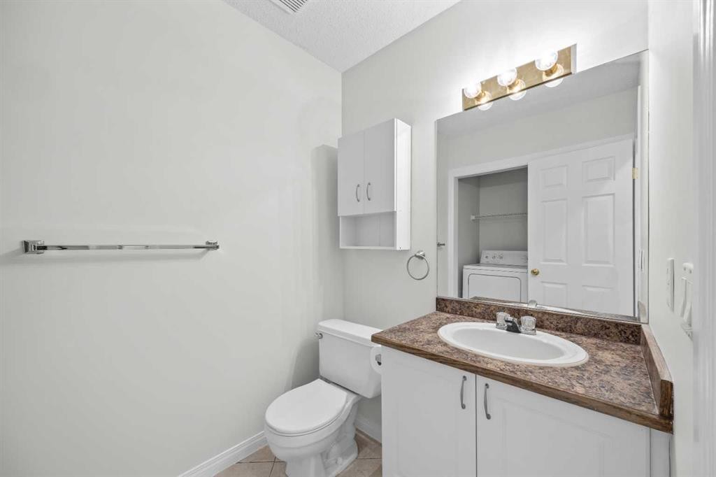 289 Hidden Spring Green Nw, Calgary, AB - Indoor Photo Showing Bathroom