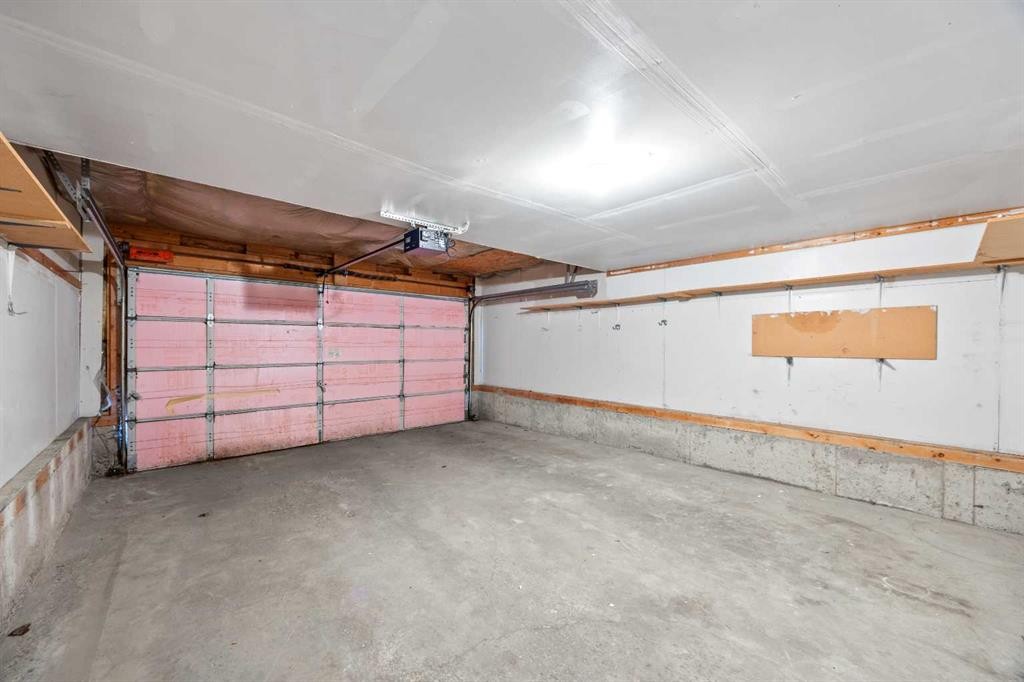 289 Hidden Spring Green Nw, Calgary, AB - Indoor Photo Showing Garage