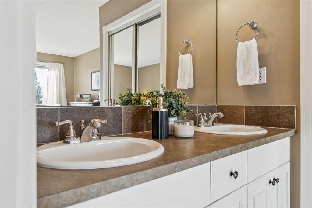 110 Candle Terrace Sw, Calgary, AB - Indoor Photo Showing Bathroom