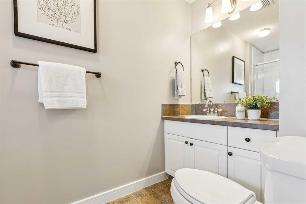 110 Candle Terrace Sw, Calgary, AB - Indoor Photo Showing Bathroom