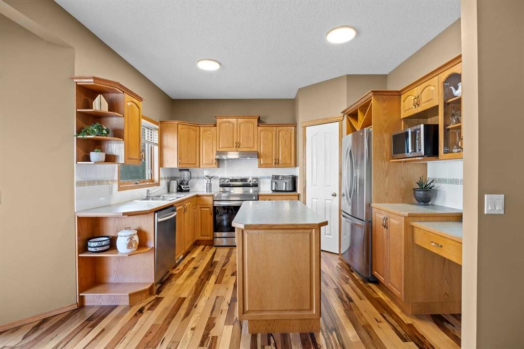 30 Gleneagles View, Cochrane, AB - Indoor Photo Showing Kitchen