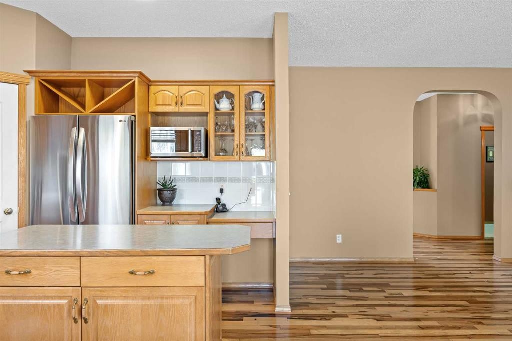30 Gleneagles View, Cochrane, AB - Indoor Photo Showing Kitchen