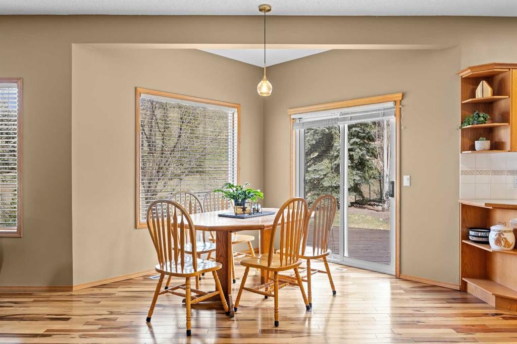 30 Gleneagles View, Cochrane, AB - Indoor Photo Showing Dining Room