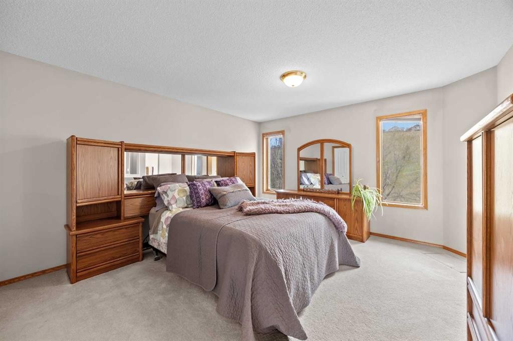 30 Gleneagles View, Cochrane, AB - Indoor Photo Showing Bedroom