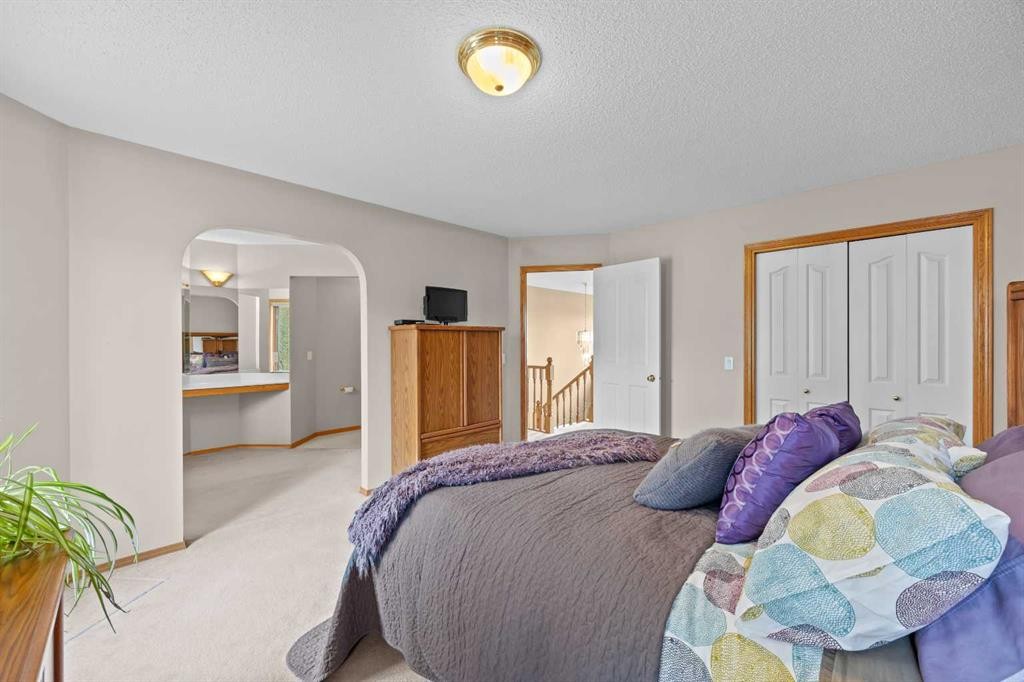 30 Gleneagles View, Cochrane, AB - Indoor Photo Showing Bedroom