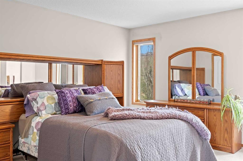 30 Gleneagles View, Cochrane, AB - Indoor Photo Showing Bedroom