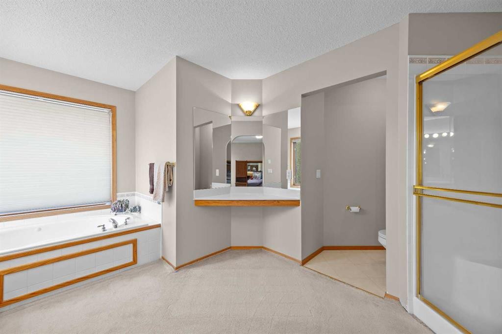 30 Gleneagles View, Cochrane, AB - Indoor Photo Showing Bathroom