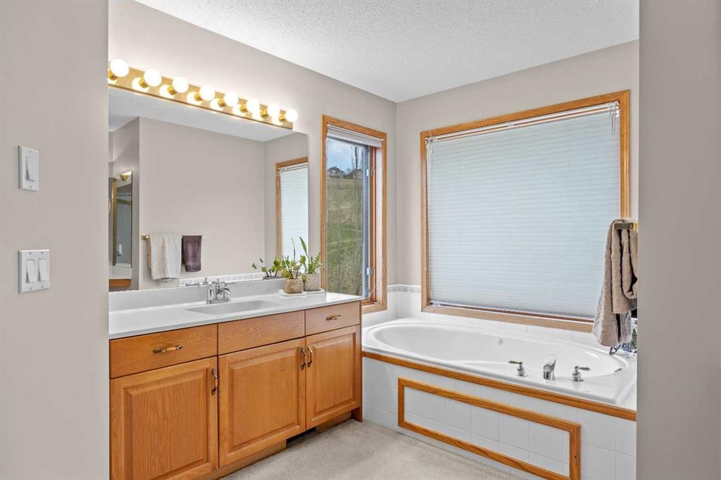 30 Gleneagles View, Cochrane, AB - Indoor Photo Showing Bathroom