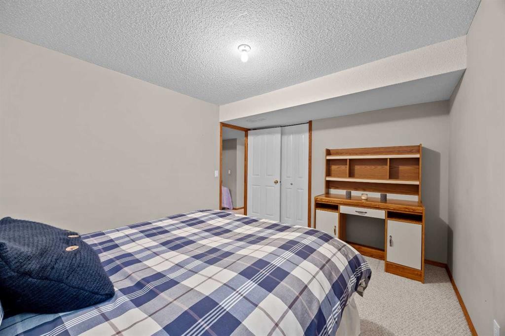 30 Gleneagles View, Cochrane, AB - Indoor Photo Showing Bedroom