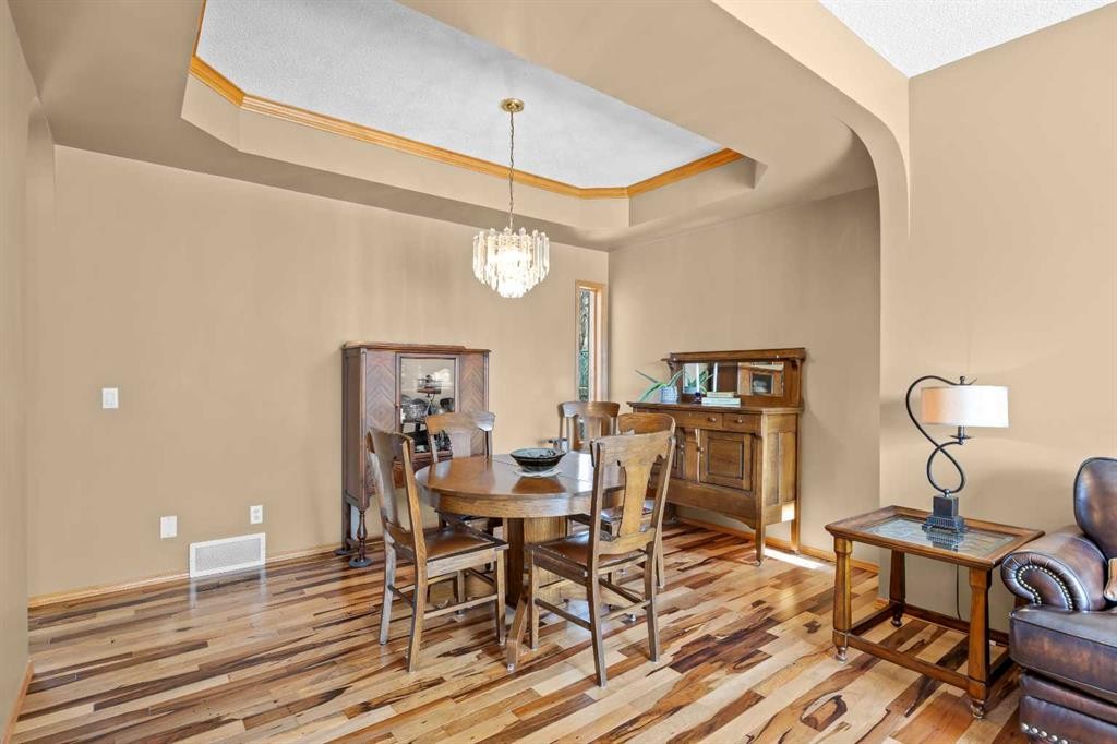 30 Gleneagles View, Cochrane, AB - Indoor Photo Showing Dining Room