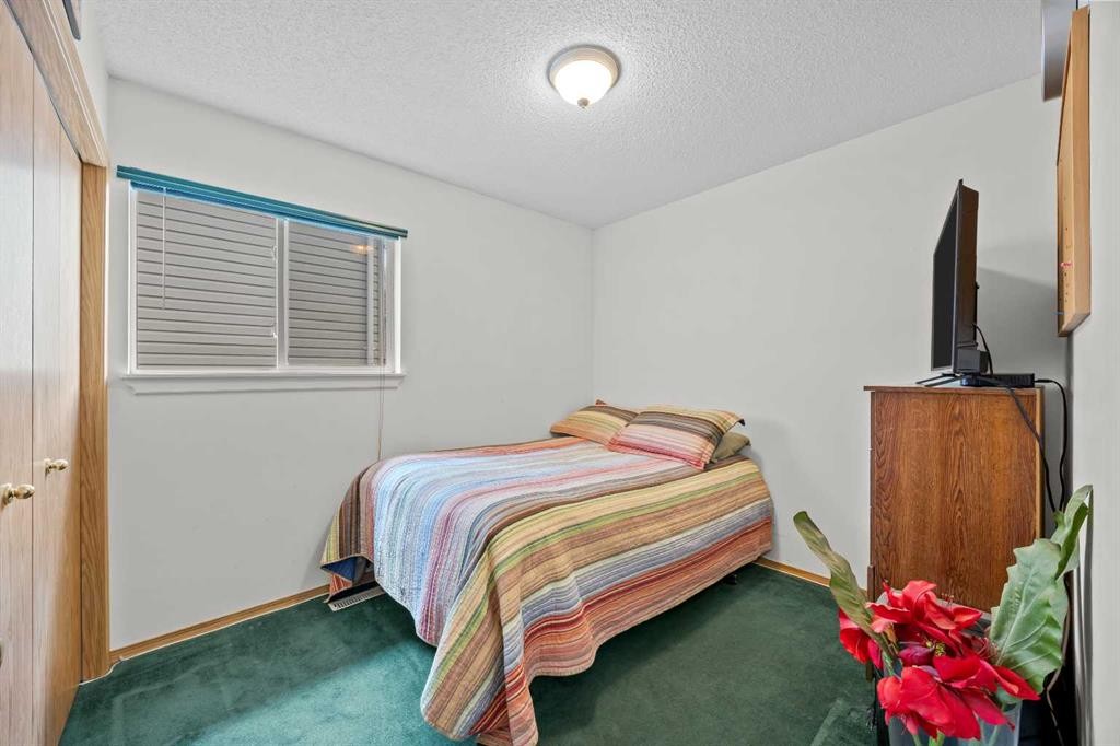 242 Hidden Spring Mews Nw, Calgary, AB - Indoor Photo Showing Bedroom
