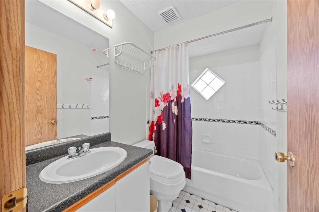 242 Hidden Spring Mews Nw, Calgary, AB - Indoor Photo Showing Bathroom