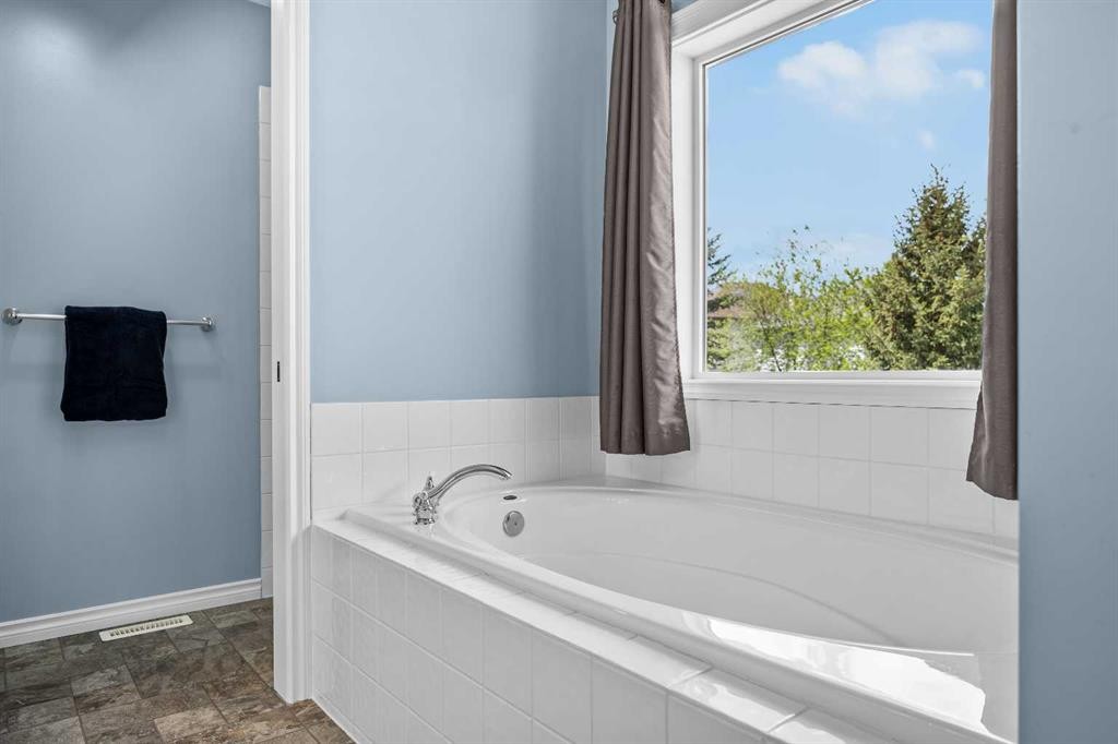11178 Hidden Valley Drive Nw, Calgary, AB - Indoor Photo Showing Bathroom