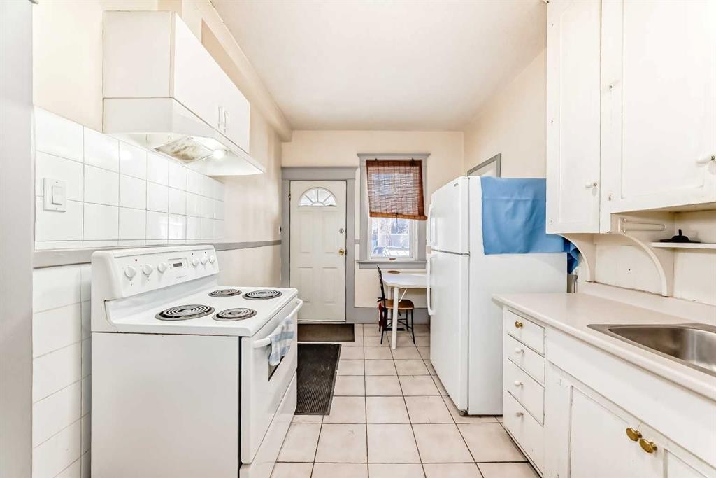 1227 13 Avenue Sw, Calgary, AB - Indoor Photo Showing Kitchen