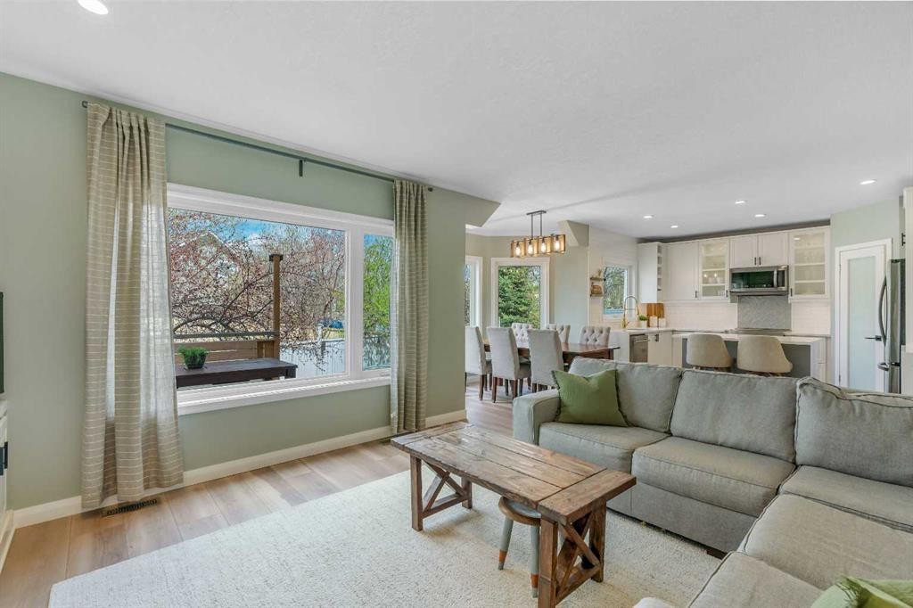 941 Riverview Place Se, Calgary, AB - Indoor Photo Showing Living Room