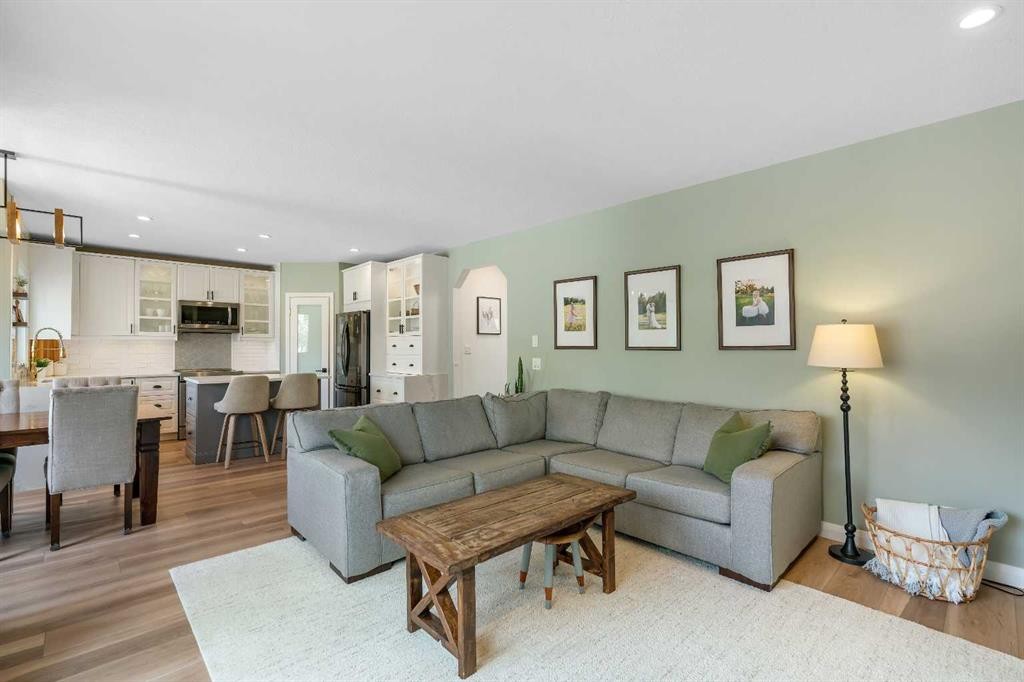 941 Riverview Place Se, Calgary, AB - Indoor Photo Showing Living Room