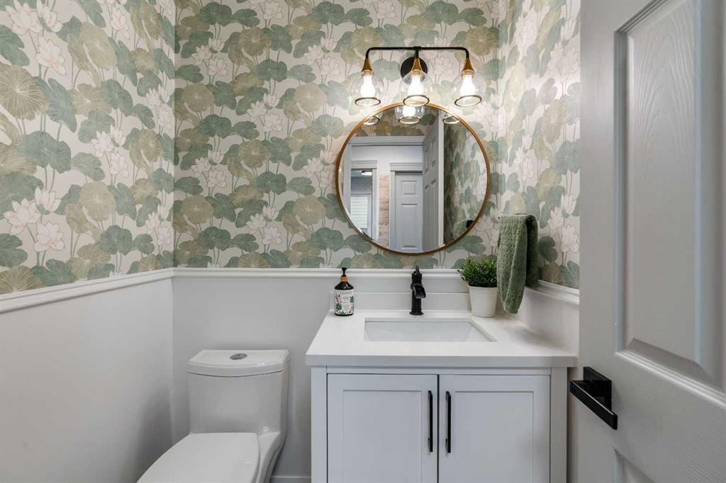 941 Riverview Place Se, Calgary, AB - Indoor Photo Showing Bathroom