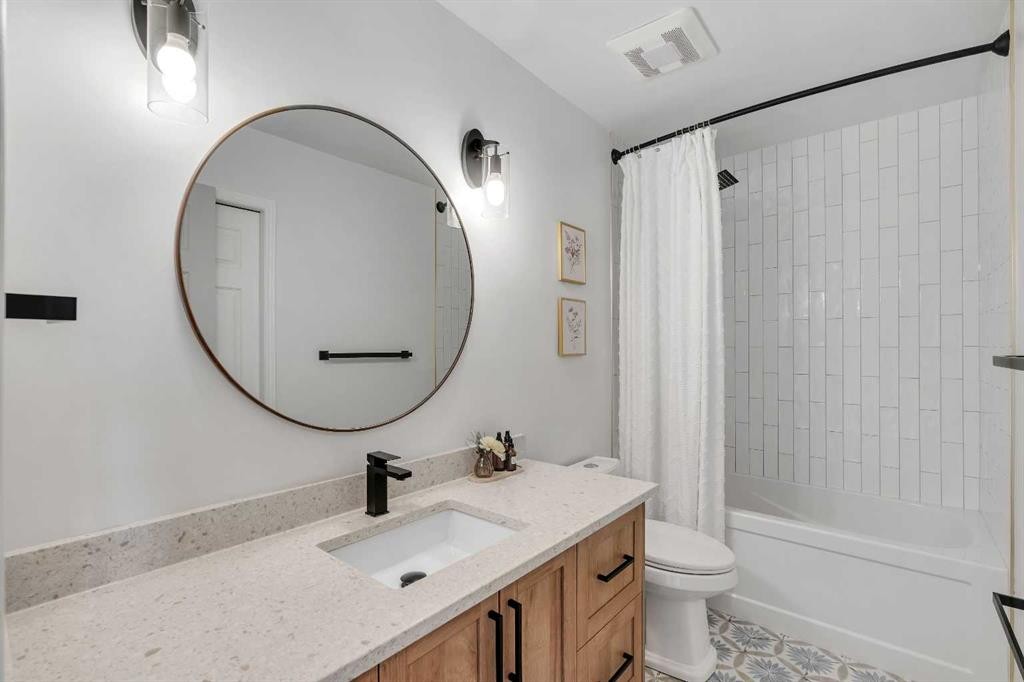 941 Riverview Place Se, Calgary, AB - Indoor Photo Showing Bathroom