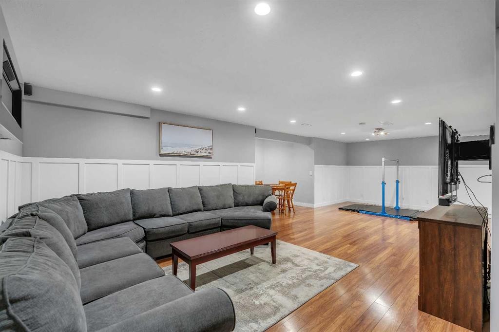 941 Riverview Place Se, Calgary, AB - Indoor Photo Showing Living Room