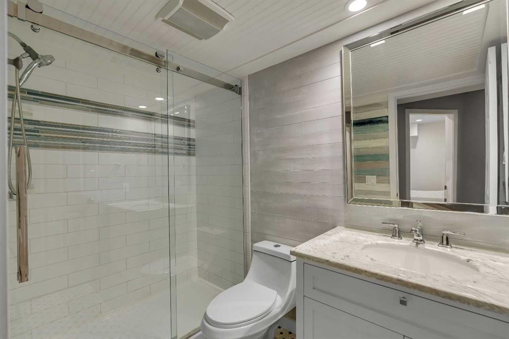 941 Riverview Place Se, Calgary, AB - Indoor Photo Showing Bathroom