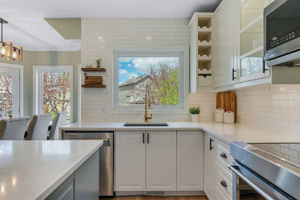 941 Riverview Place Se, Calgary, AB - Indoor Photo Showing Kitchen