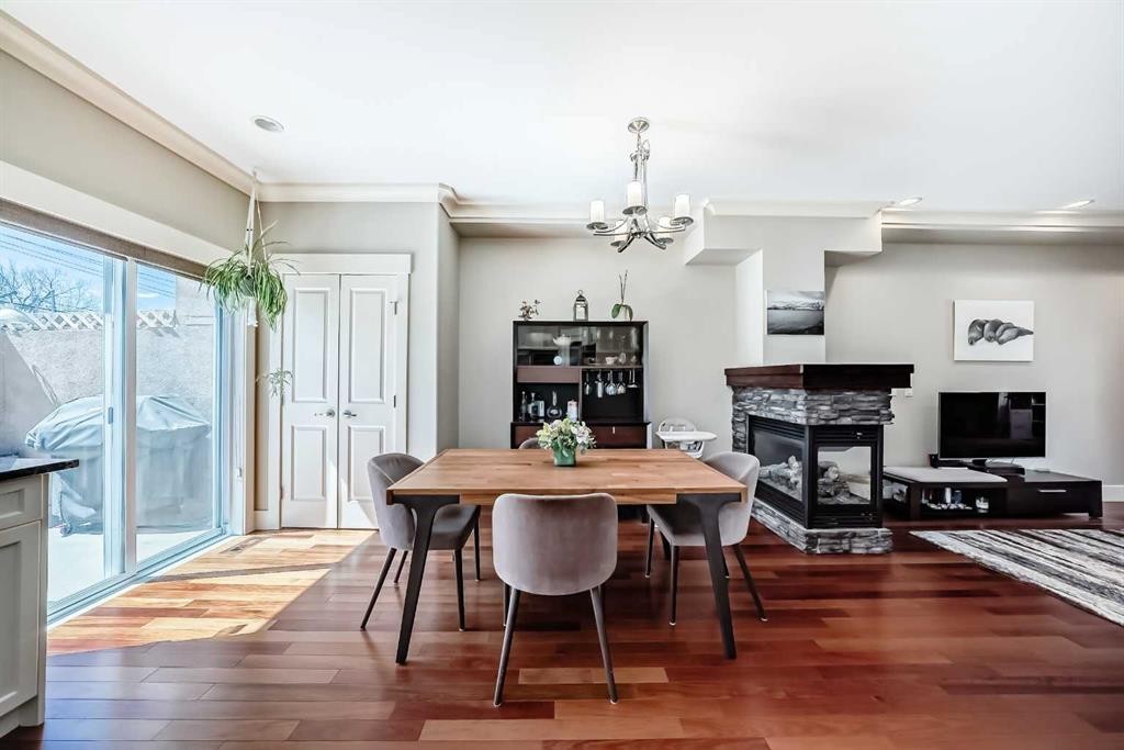 425 36 Avenue Nw, Calgary, AB - Indoor With Fireplace