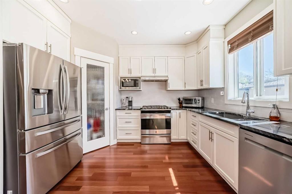 425 36 Avenue Nw, Calgary, AB - Indoor Photo Showing Kitchen With Double Sink With Upgraded Kitchen