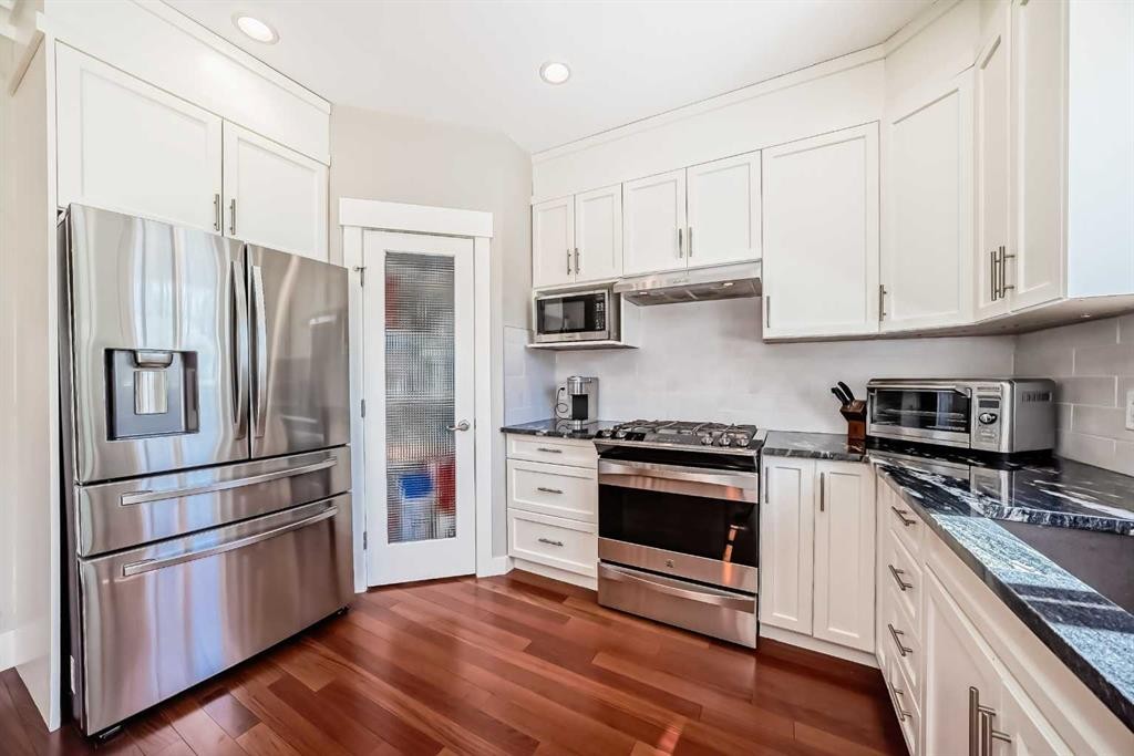 425 36 Avenue Nw, Calgary, AB - Indoor Photo Showing Kitchen With Upgraded Kitchen