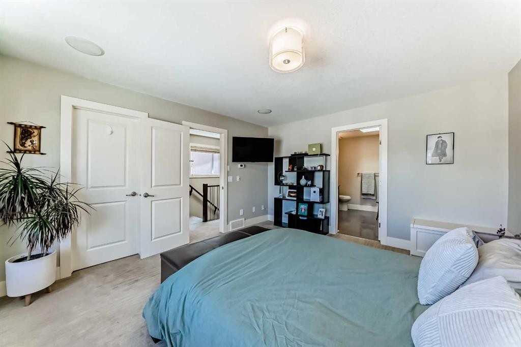 425 36 Avenue Nw, Calgary, AB - Indoor Photo Showing Bedroom