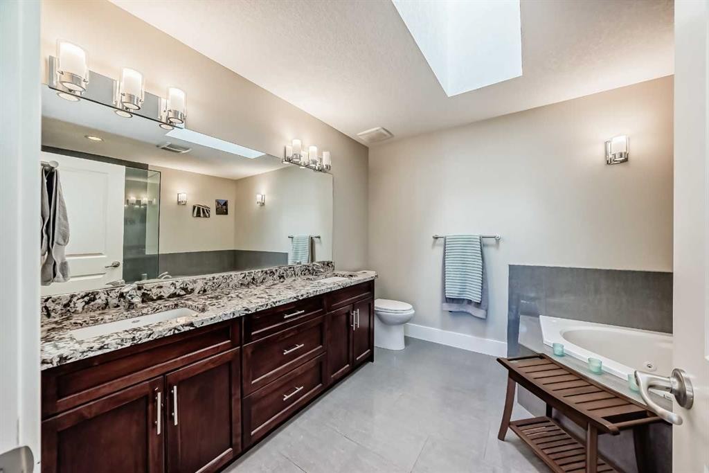 425 36 Avenue Nw, Calgary, AB - Indoor Photo Showing Bathroom